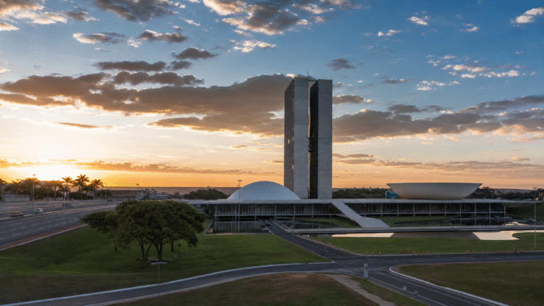Déficits nas contas do governo persistem até 2026